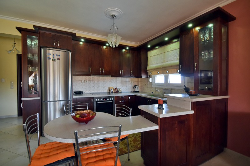 ΚΟΥΖΙΝΑ ΗΜΙ-ΜΑΣΙΦ ΟΞΥΑ, ΒΑΜΜΕΝΗ ΜΕ ΑΚΡΥΛΙΚΑ ΛΟΥΣΤΡΑ ΚΑΤΕΛΑΣ ΞΥΛΟΚΑΤΑΣΚΕΥΕΣ ΕΠΙΠΛΑ ΠΙΕΡΙΑ